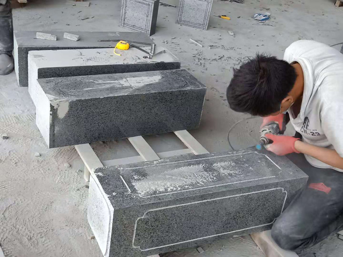 贸鑫石材厂的石材雕刻师傅对石材进行雕刻