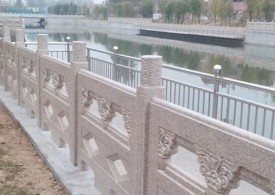 三堡红石材建造的河流护栏