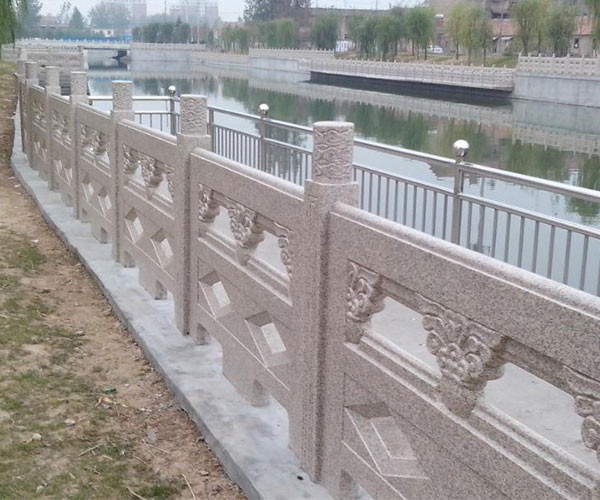 三堡红石材建造的河流护栏1