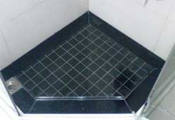 湛江黑小方块铺设浴室地板案例