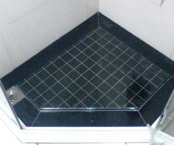 湛江黑小方块铺设浴室地板案例1
