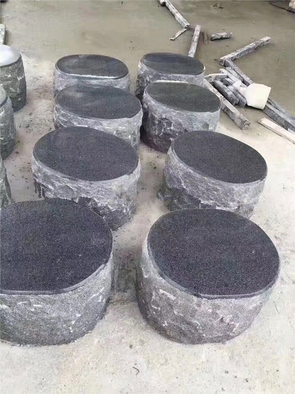 章丘黑公园石凳子