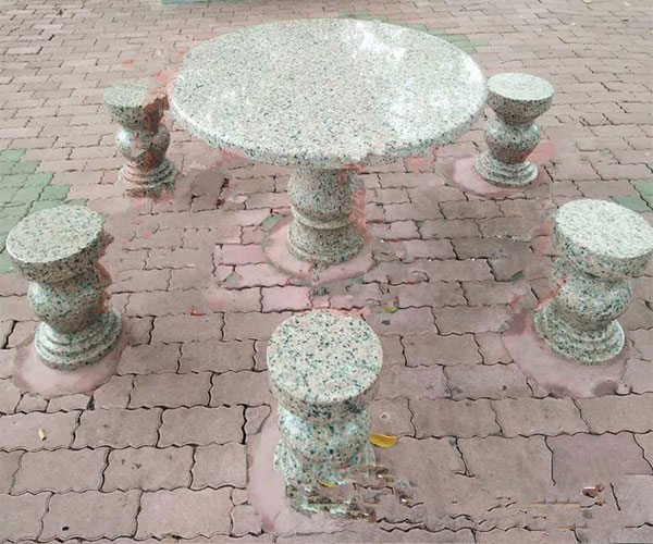 公园里的粉红麻石桌椅1