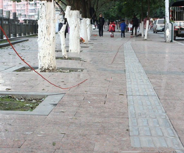海棠红拉丝面石板铺设的人行道2