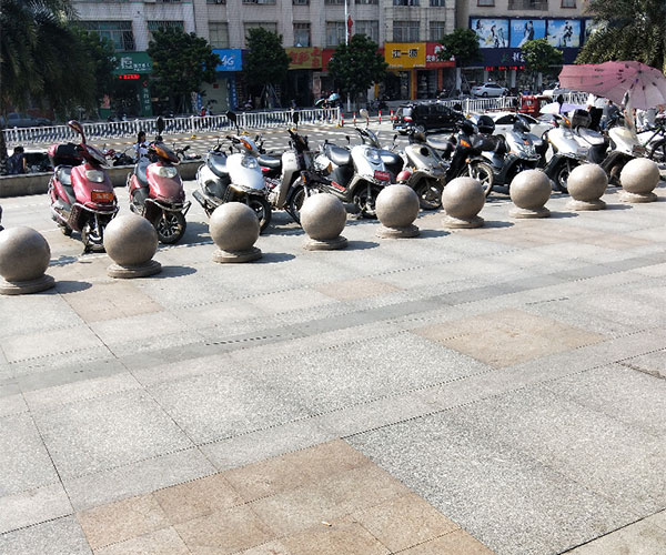 室外圆弧形广场的浪花白拦车球2