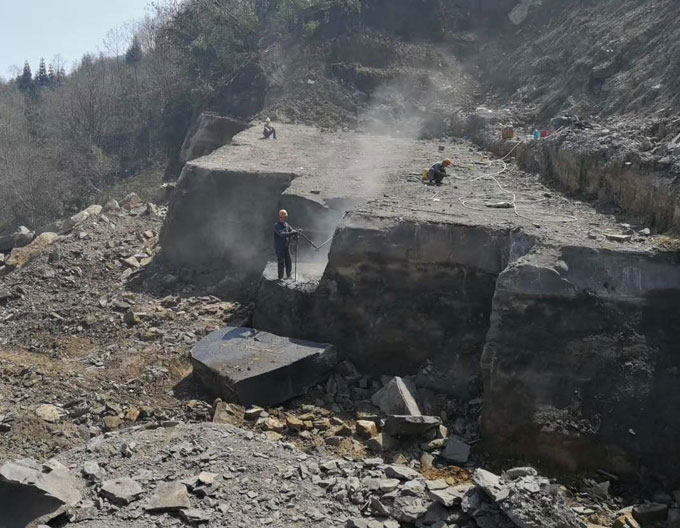 雅蒙黑矿山